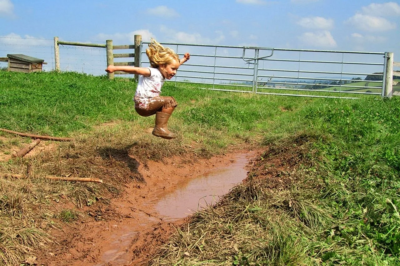 Девочки прыгают в грязь