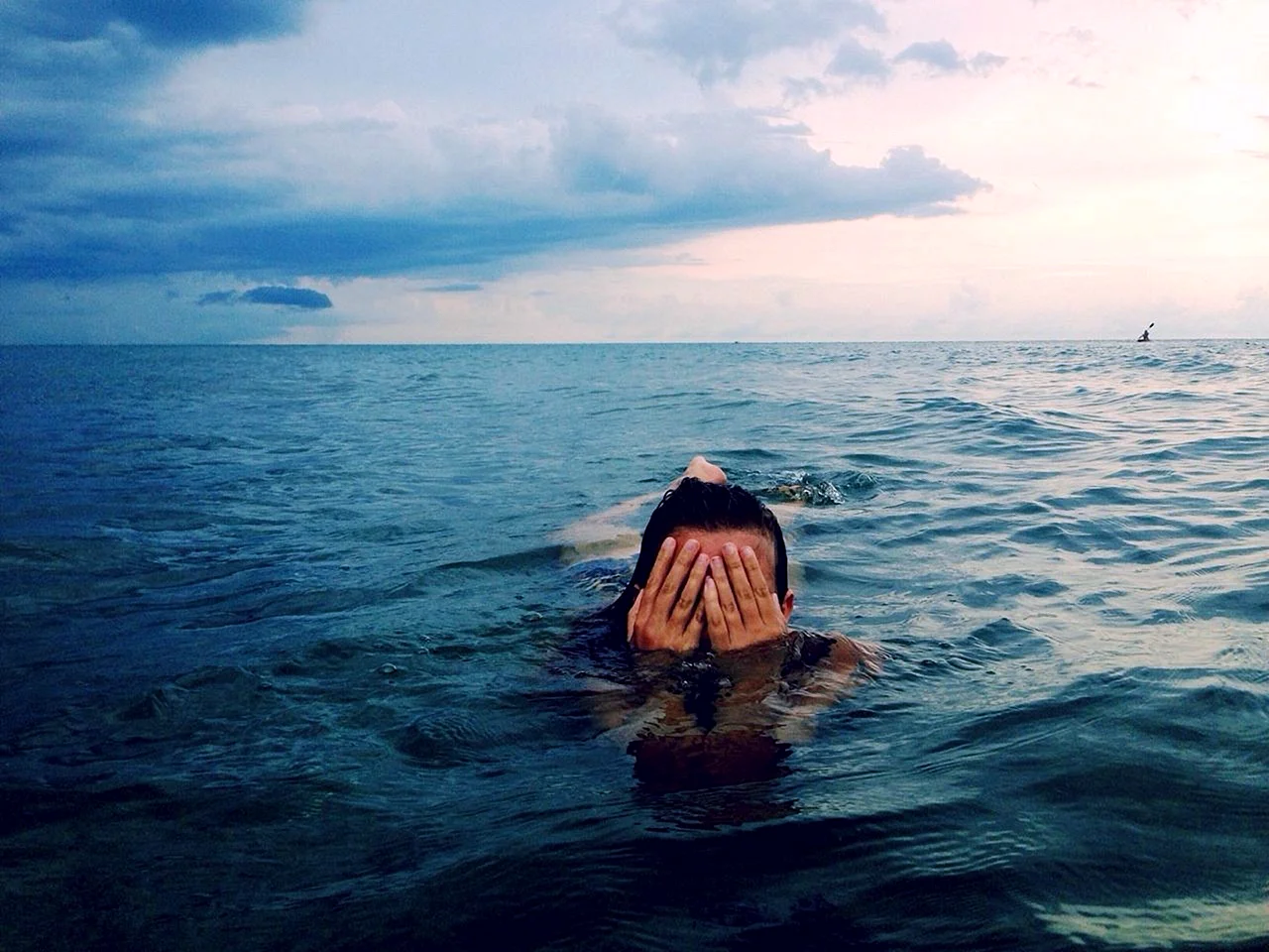 Девушка на море со спины