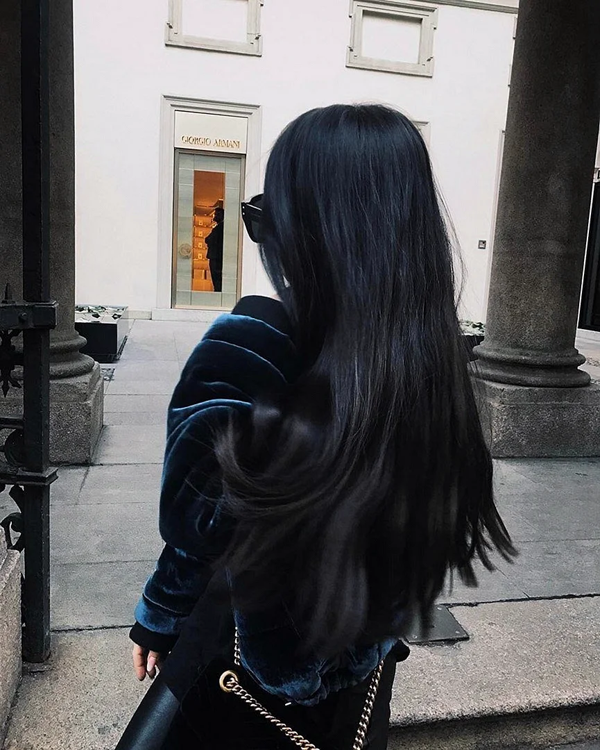 Девушка с длинными черными волосамм