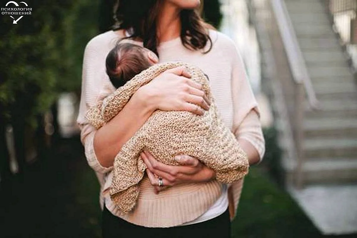Девушка с малышом на руках