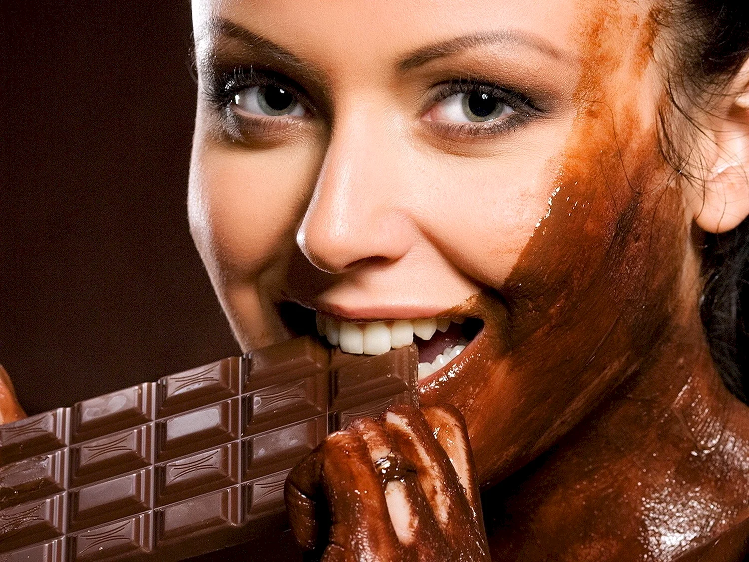 Девушка с шоколадкой