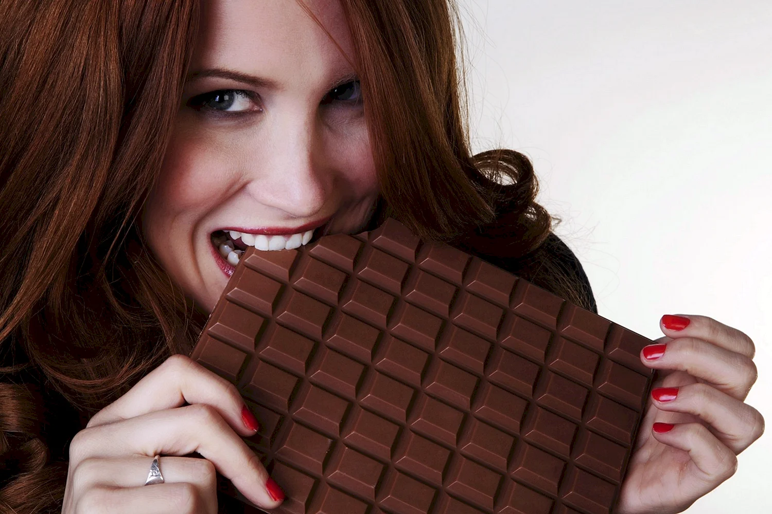 Девушка с шоколадкой