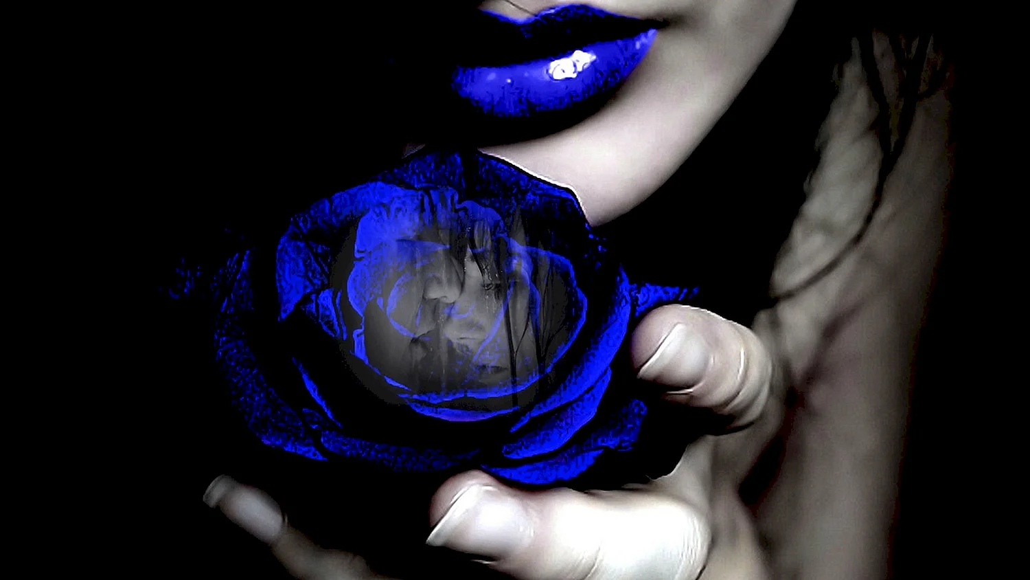 Девушка с синими розами