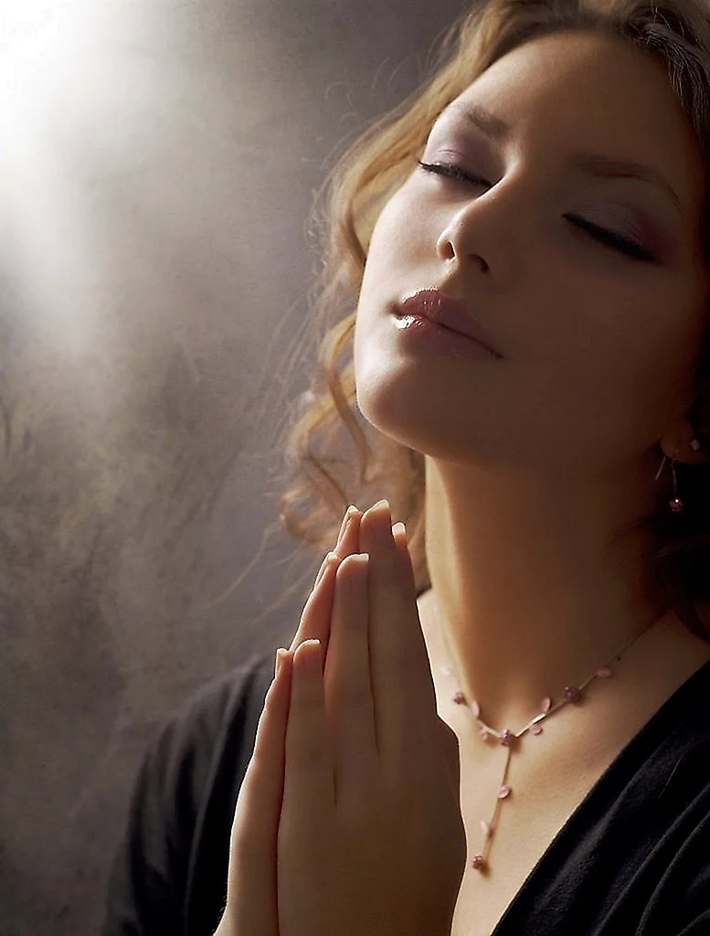 Девушка со сложенными в молитве руками