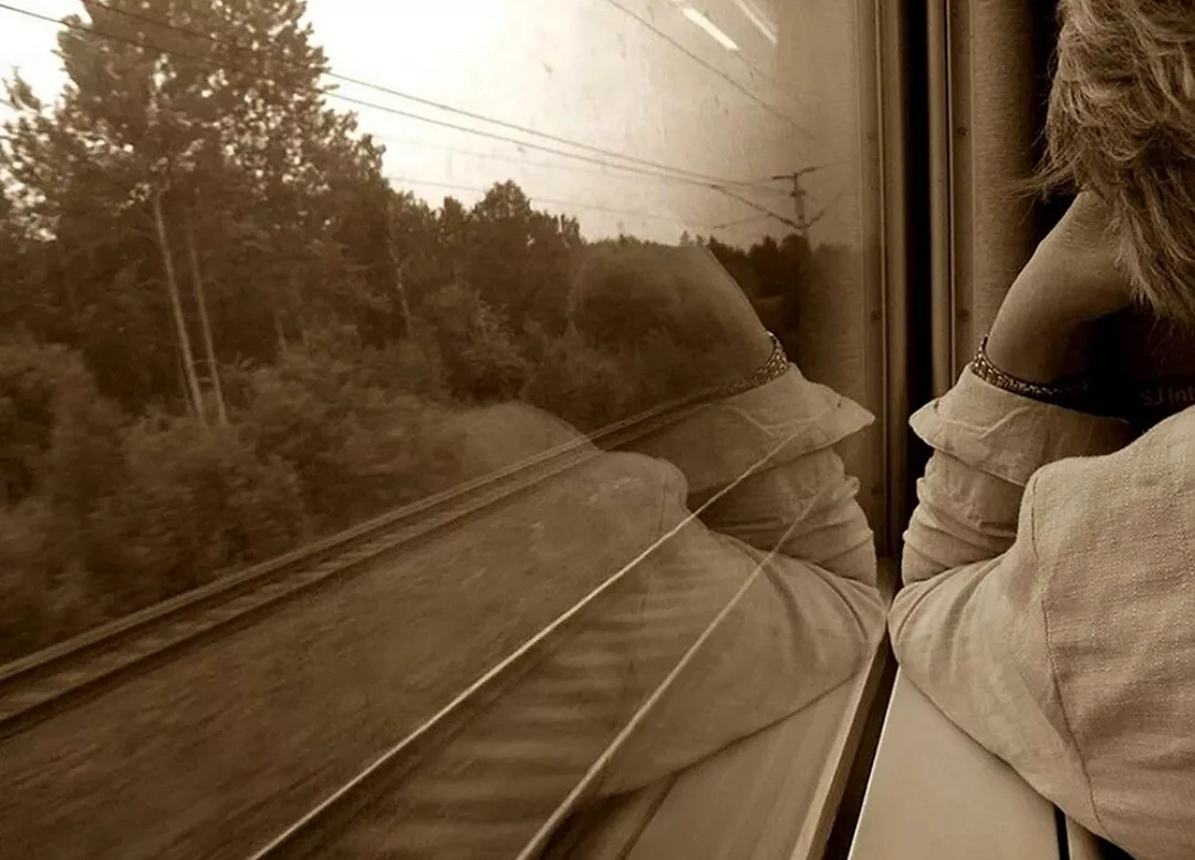Девушка уезжает на поезде