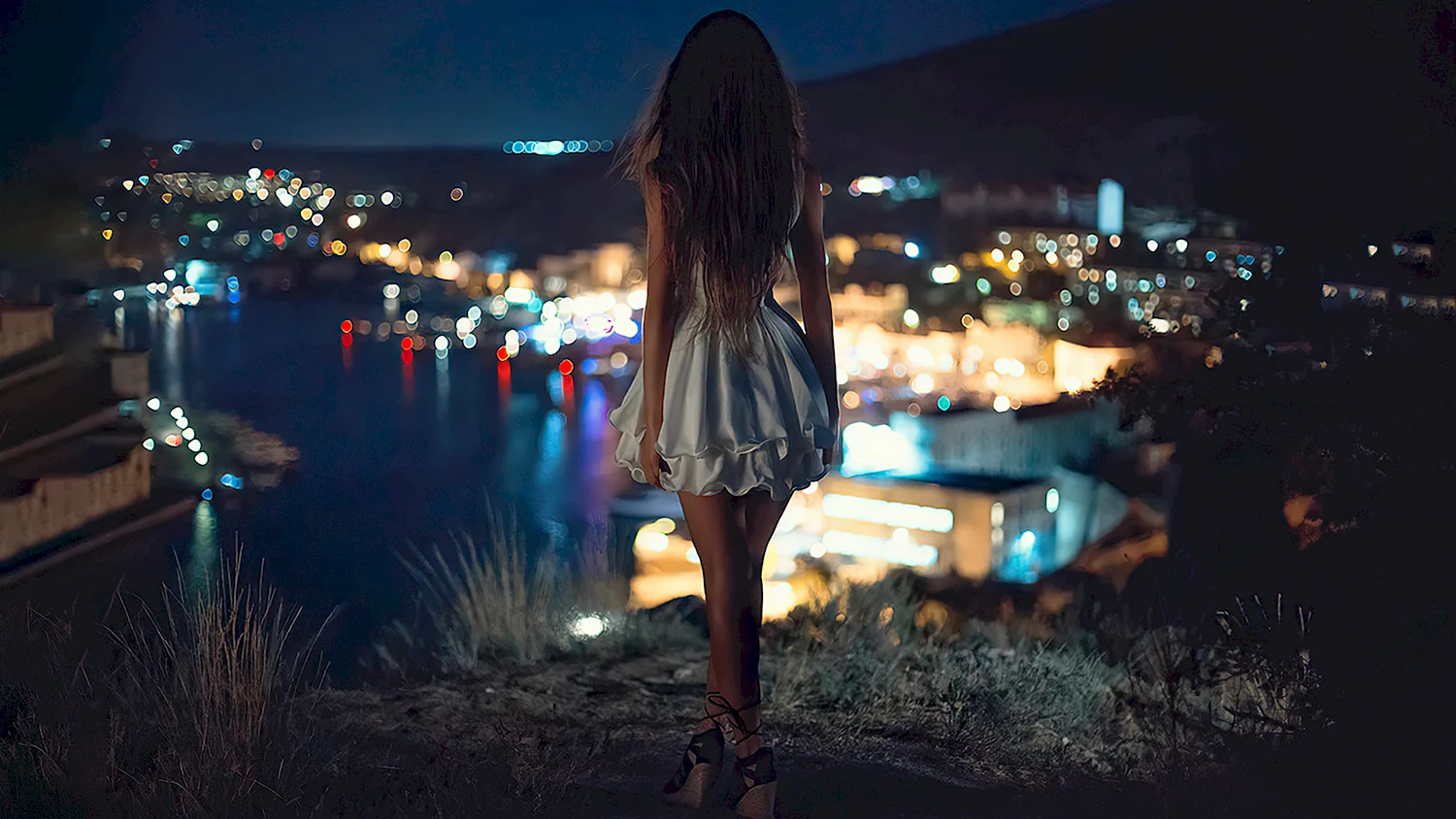 Девушка в ночном городе