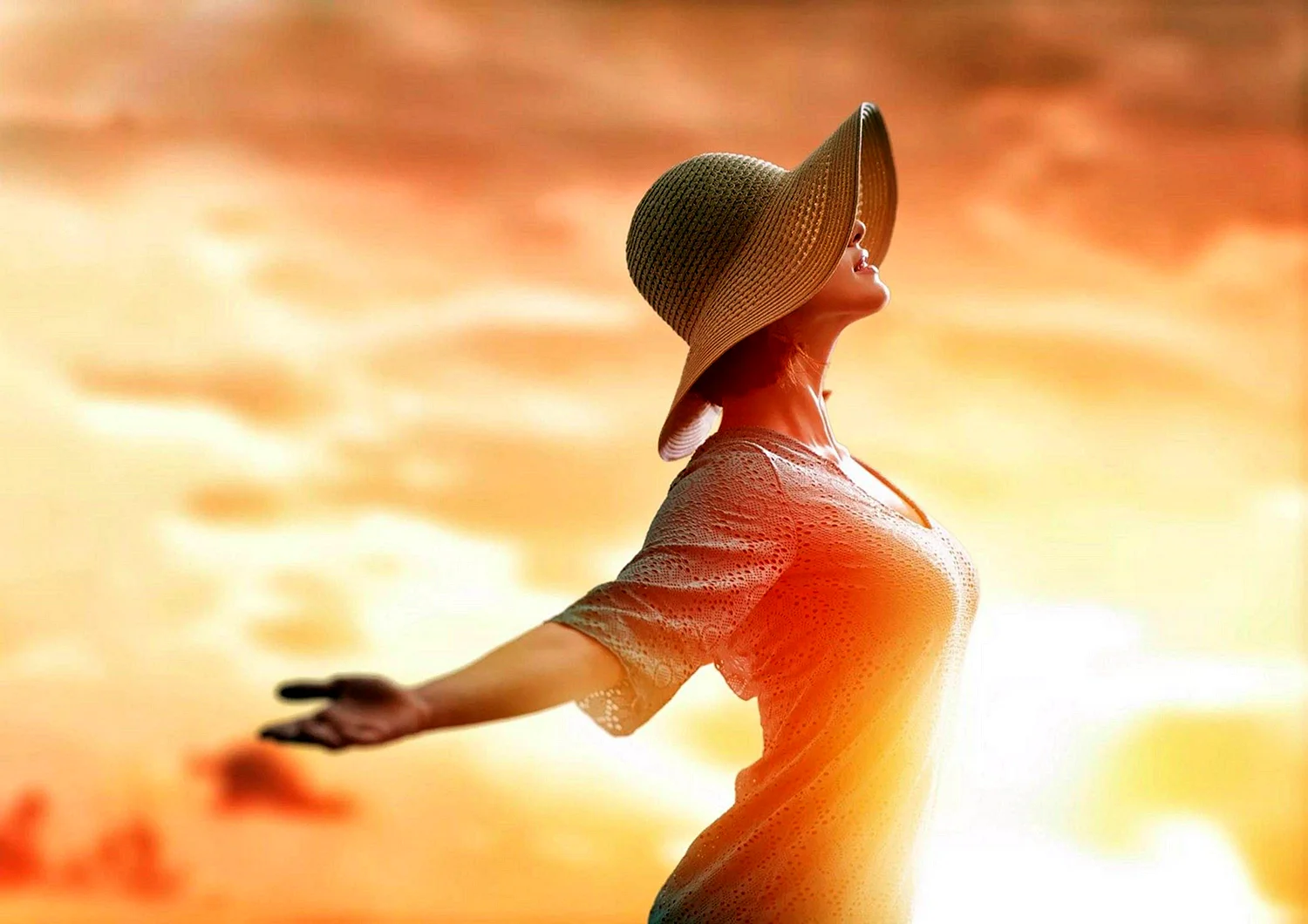 Девушка в шляпе на солнце