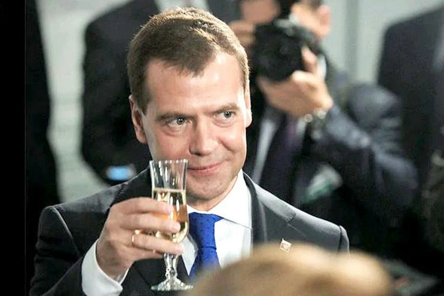 Дмитрий Медведев с бокалом