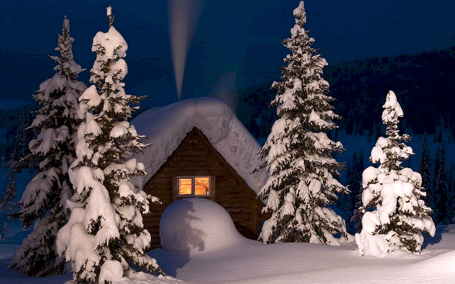 Домик Деда Мороза в лесу