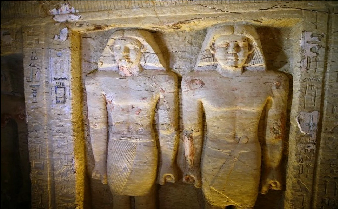 Древний Египет статуи фараонов в гробнице
