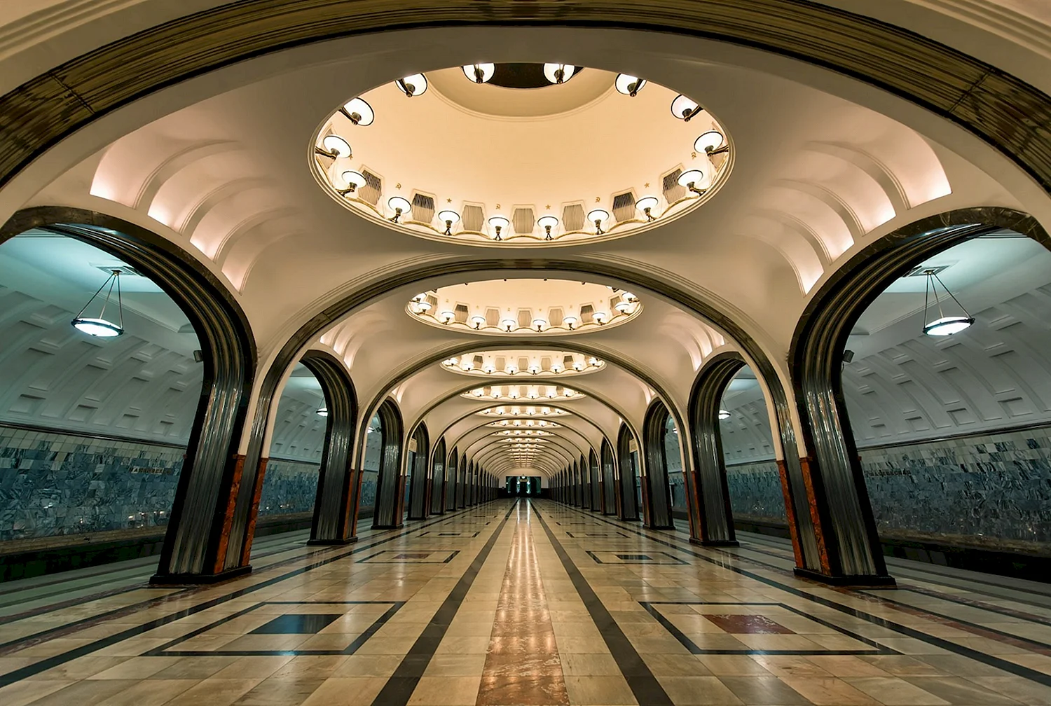Душкин метро станция Маяковская