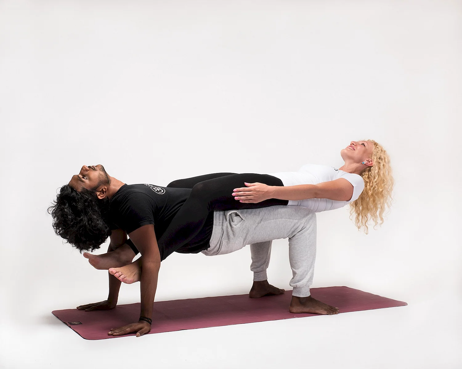 Йога для двоих: 15 Простых асан парной йоги для начинающих, которые помогут стать ближе