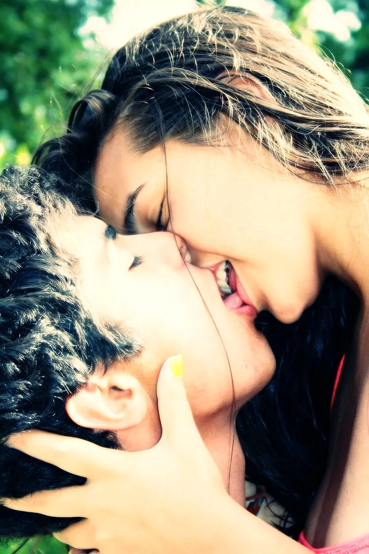 Эйдан Галлахер и его девушка целуются в губы