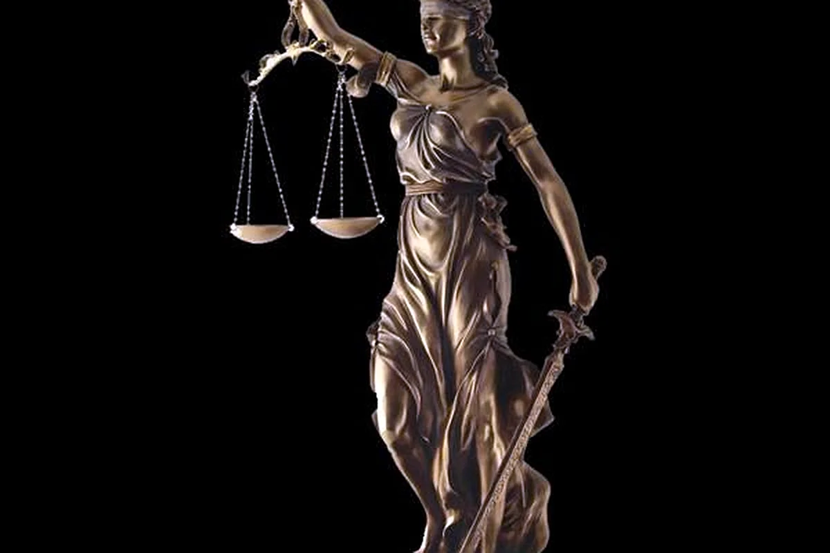 Фемида богиня правосудия скульптура