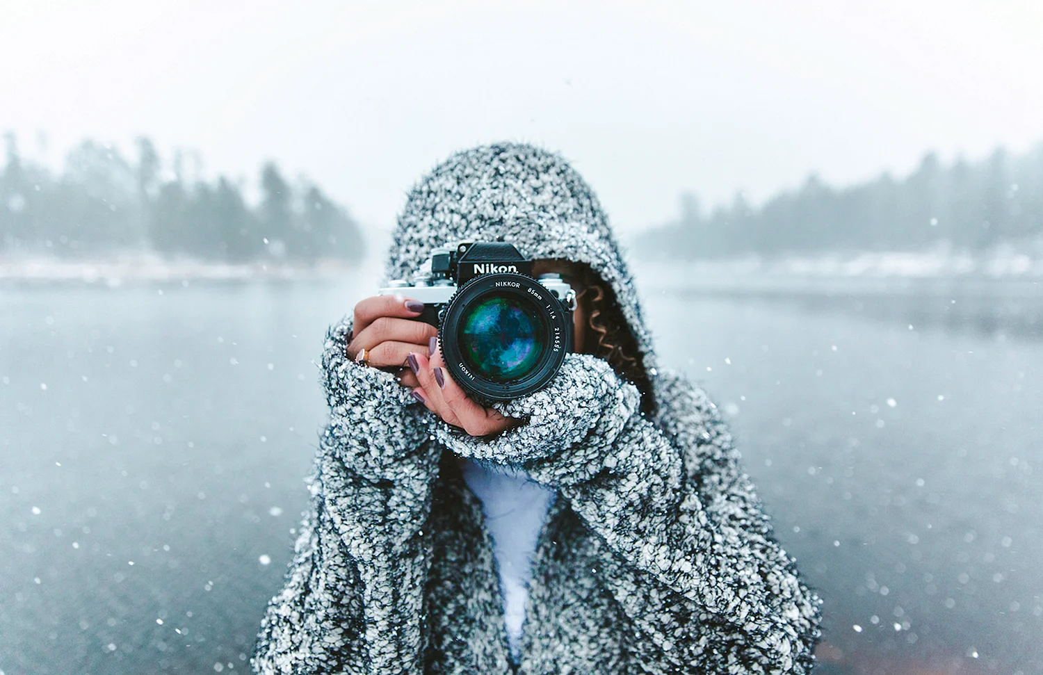 Фотоаппарат в снегу
