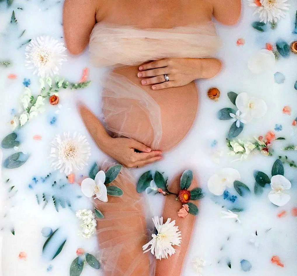 Фотосессия беременных в ванной