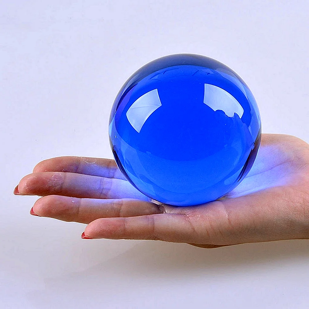Голубой стеклянный шар