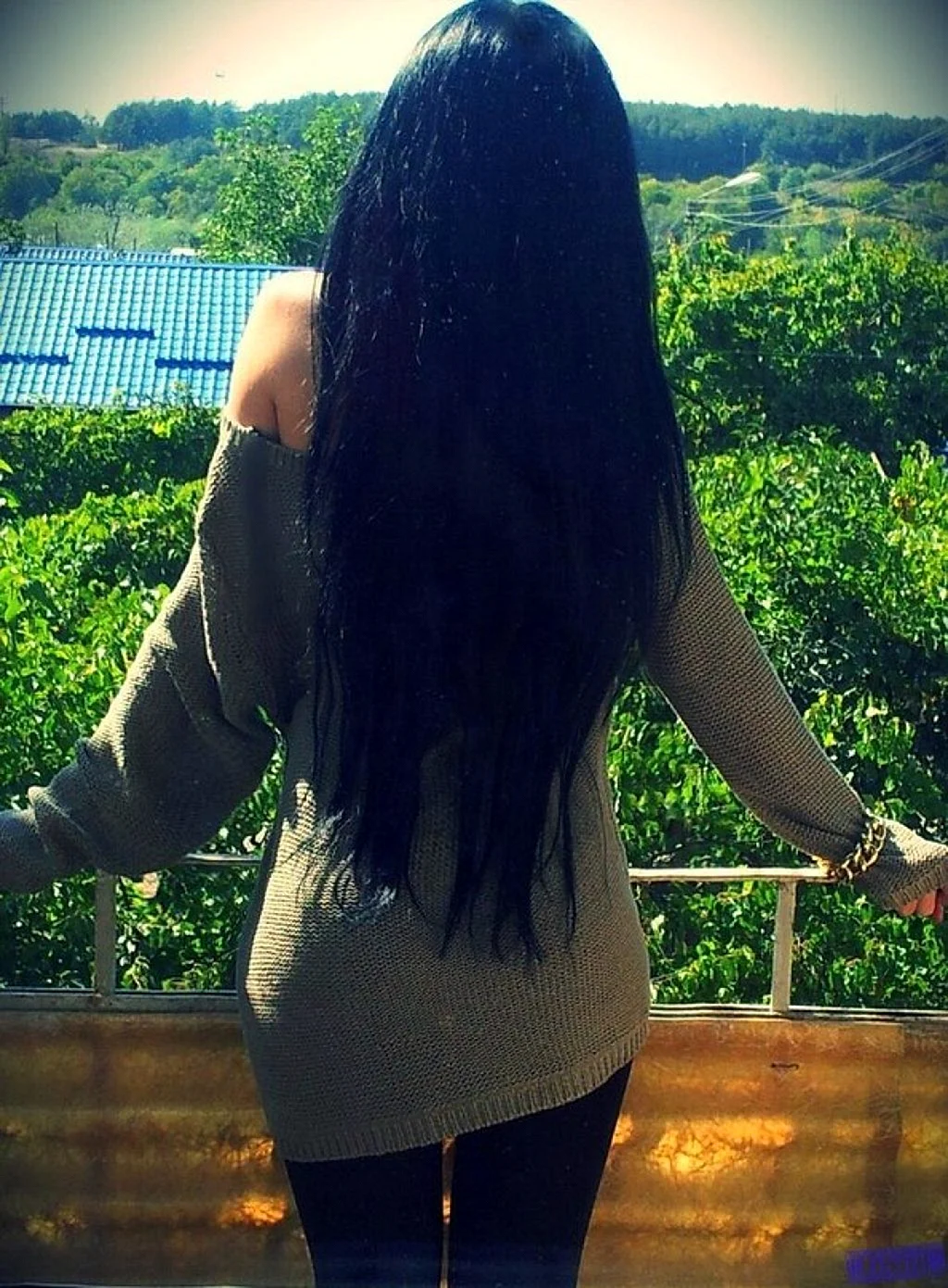 фото девушки спиной с длинными волосами брюнетки