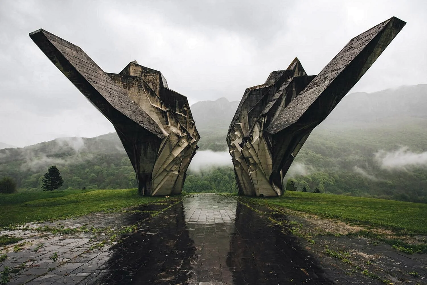 Югославия заброшенные монументы