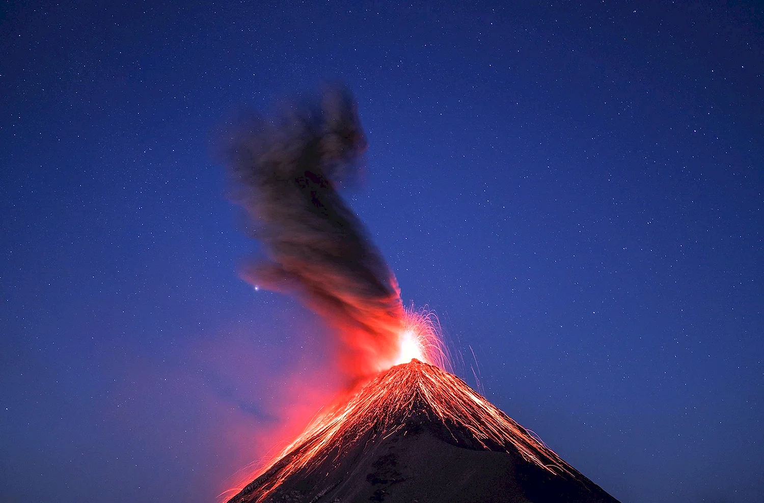 Извергающийся вулкан