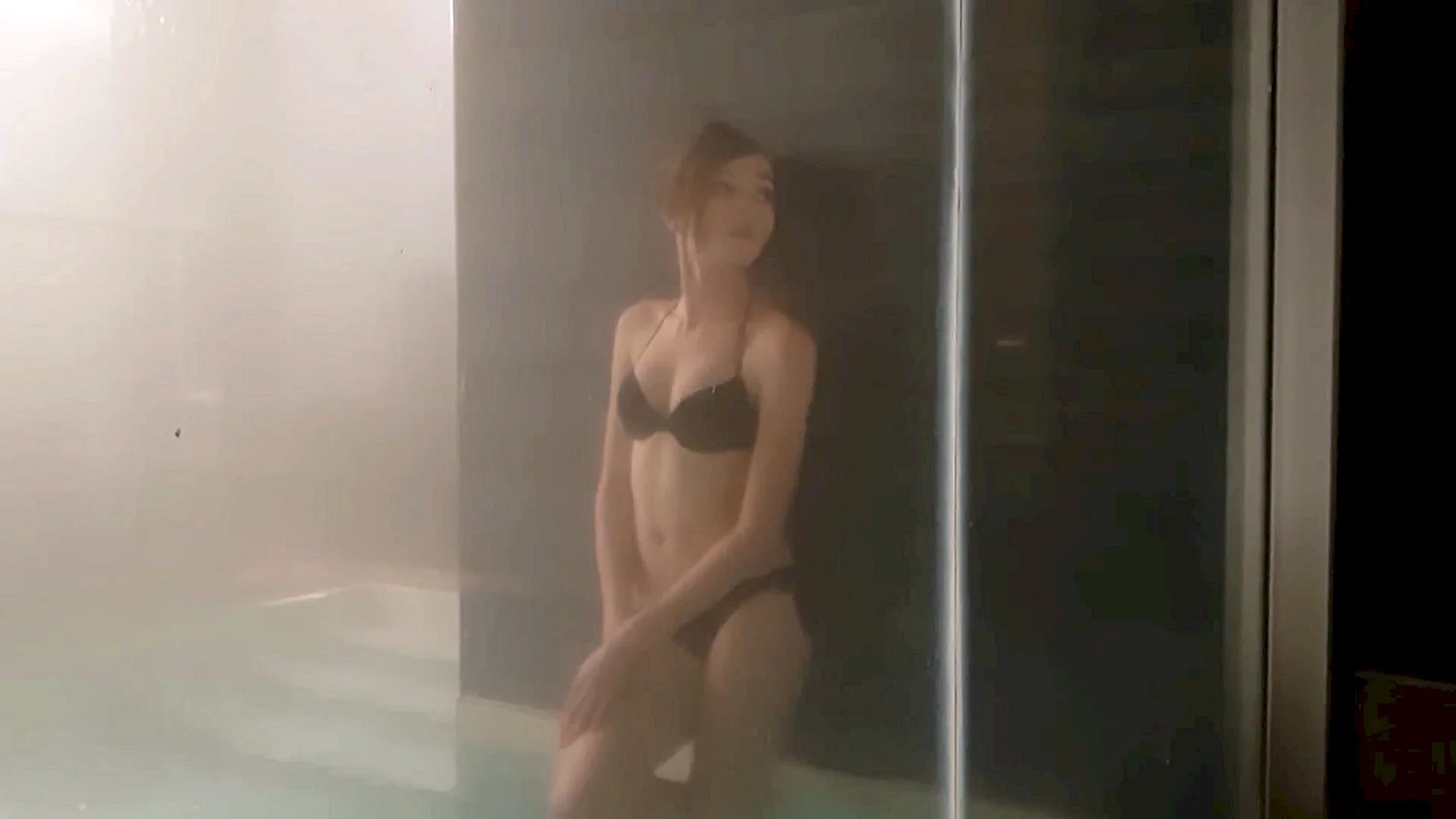 Карина стримерша в купальнике в сауне
