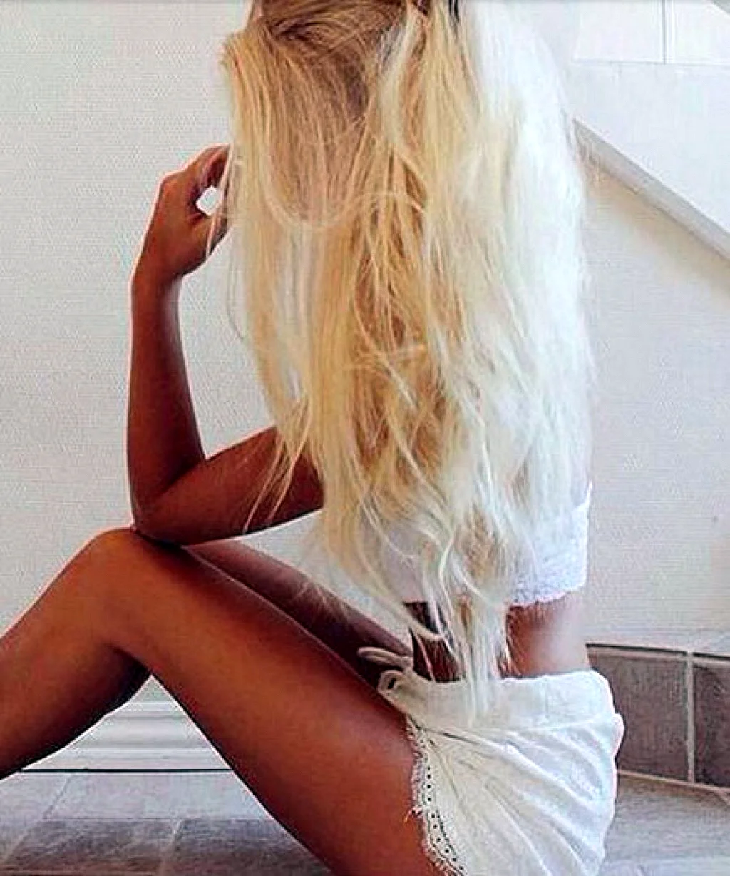 Худая блондинка с длинными волосами