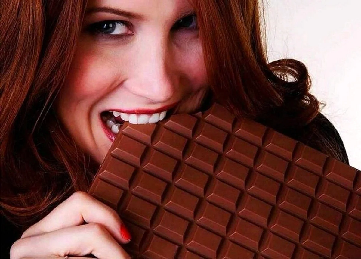 Красивая девушка с шоколадом