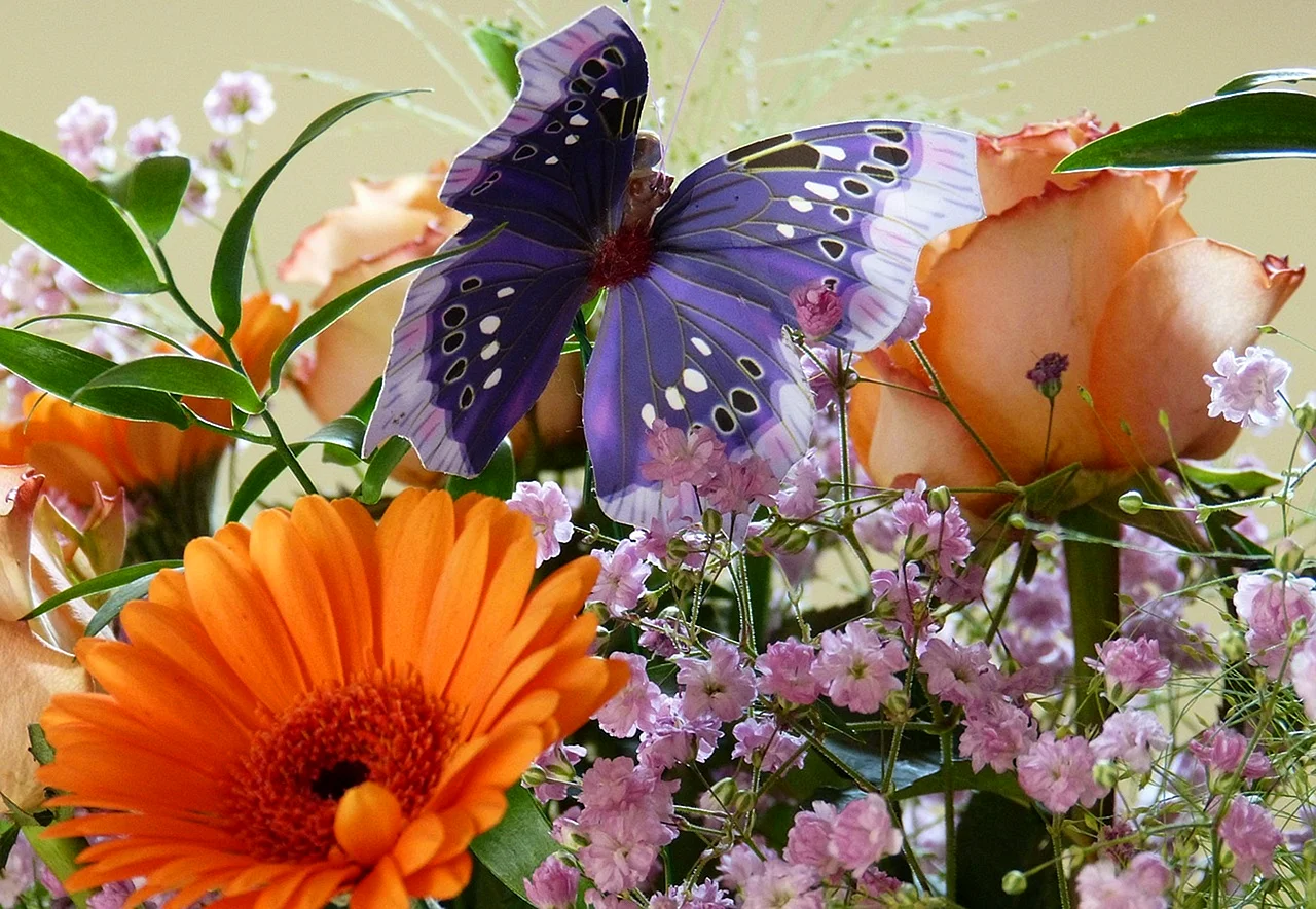 Красивый букет с бабочками