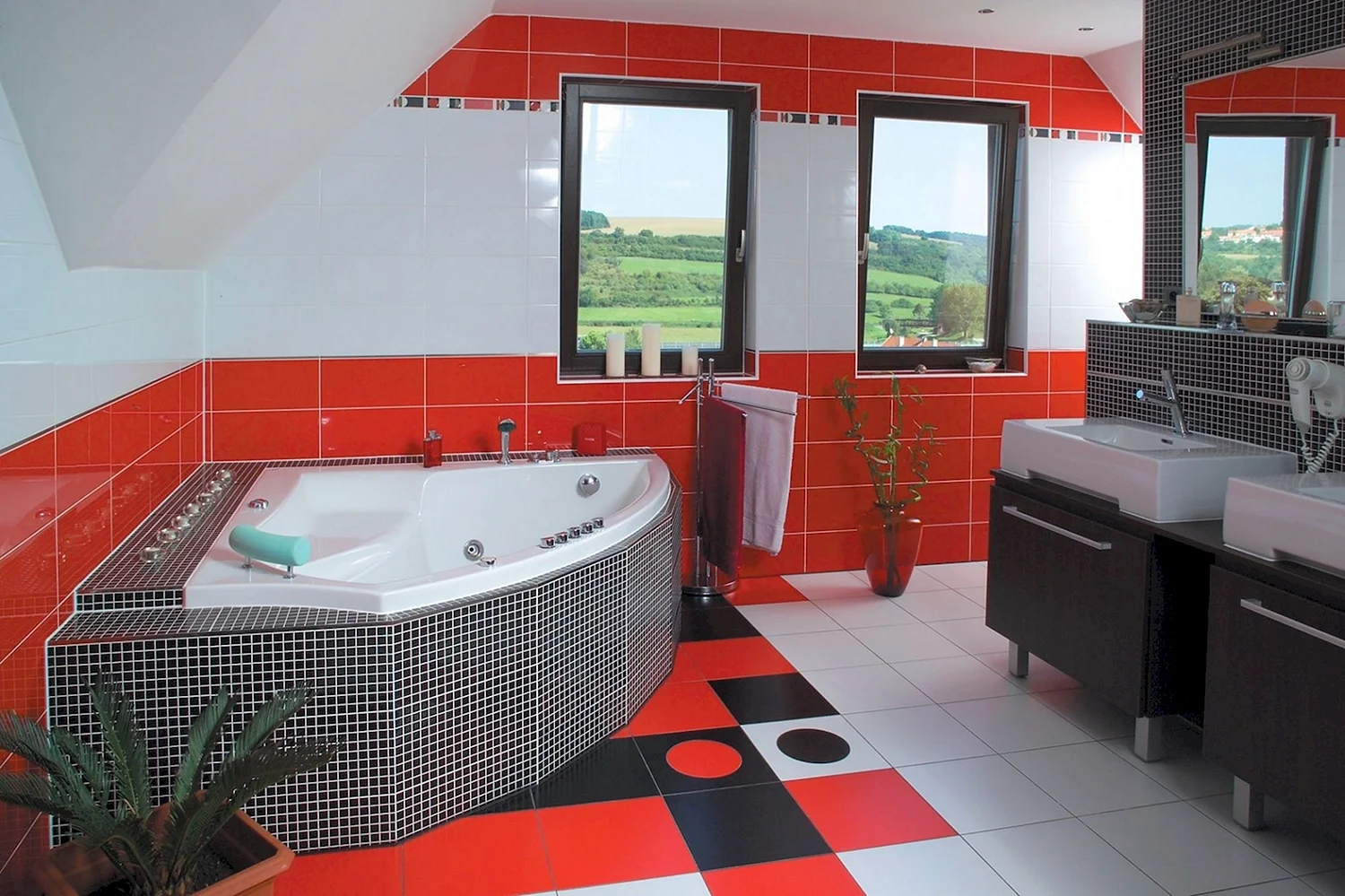 Красная ванная комната с джакузи