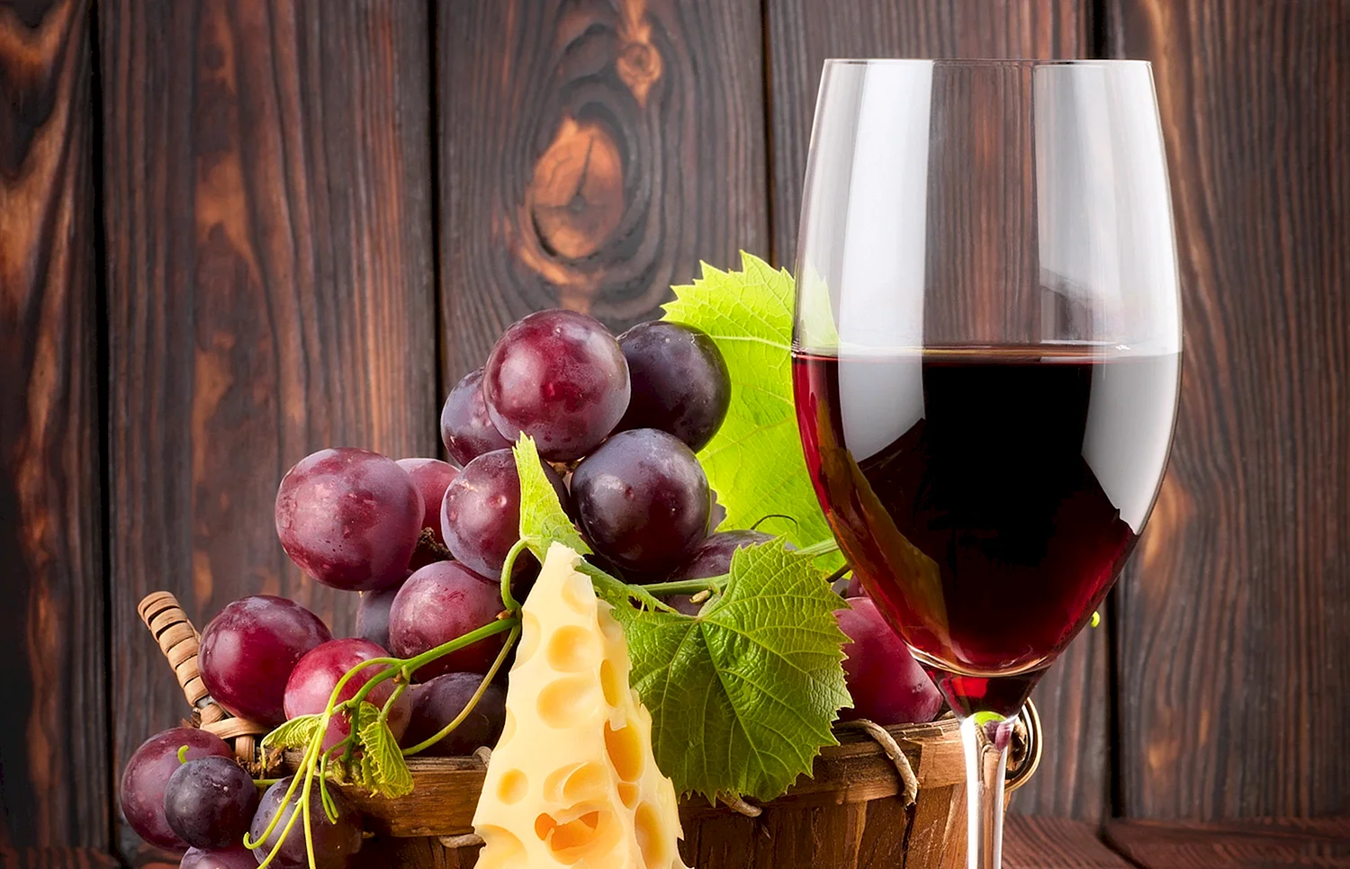 Красное вино и виноград