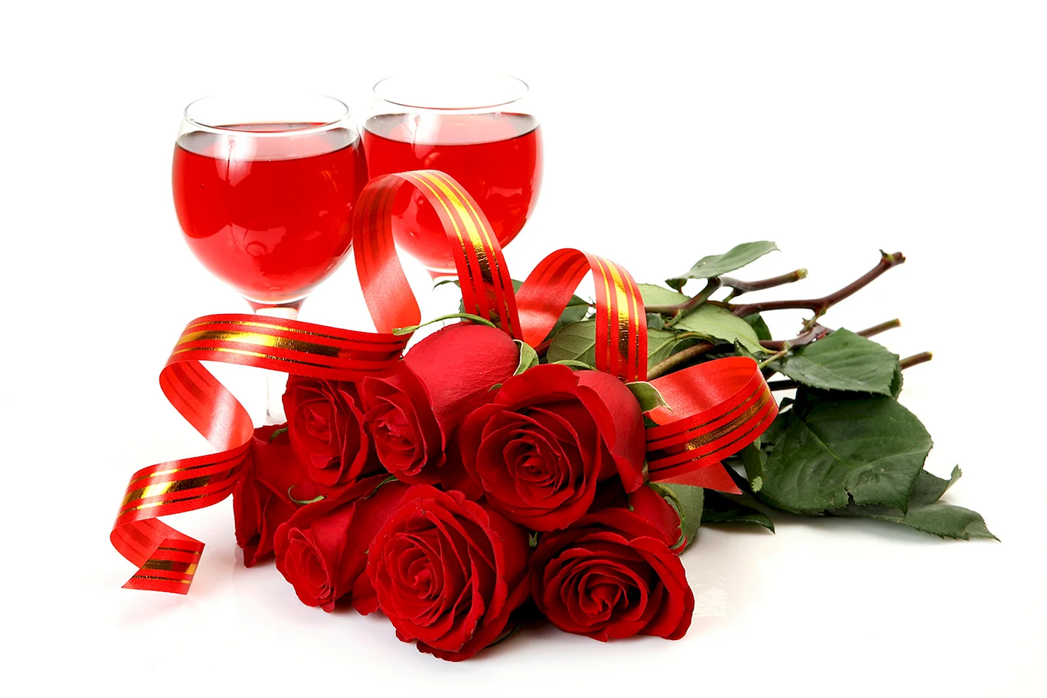 Красные розы с подарком на белом фоне