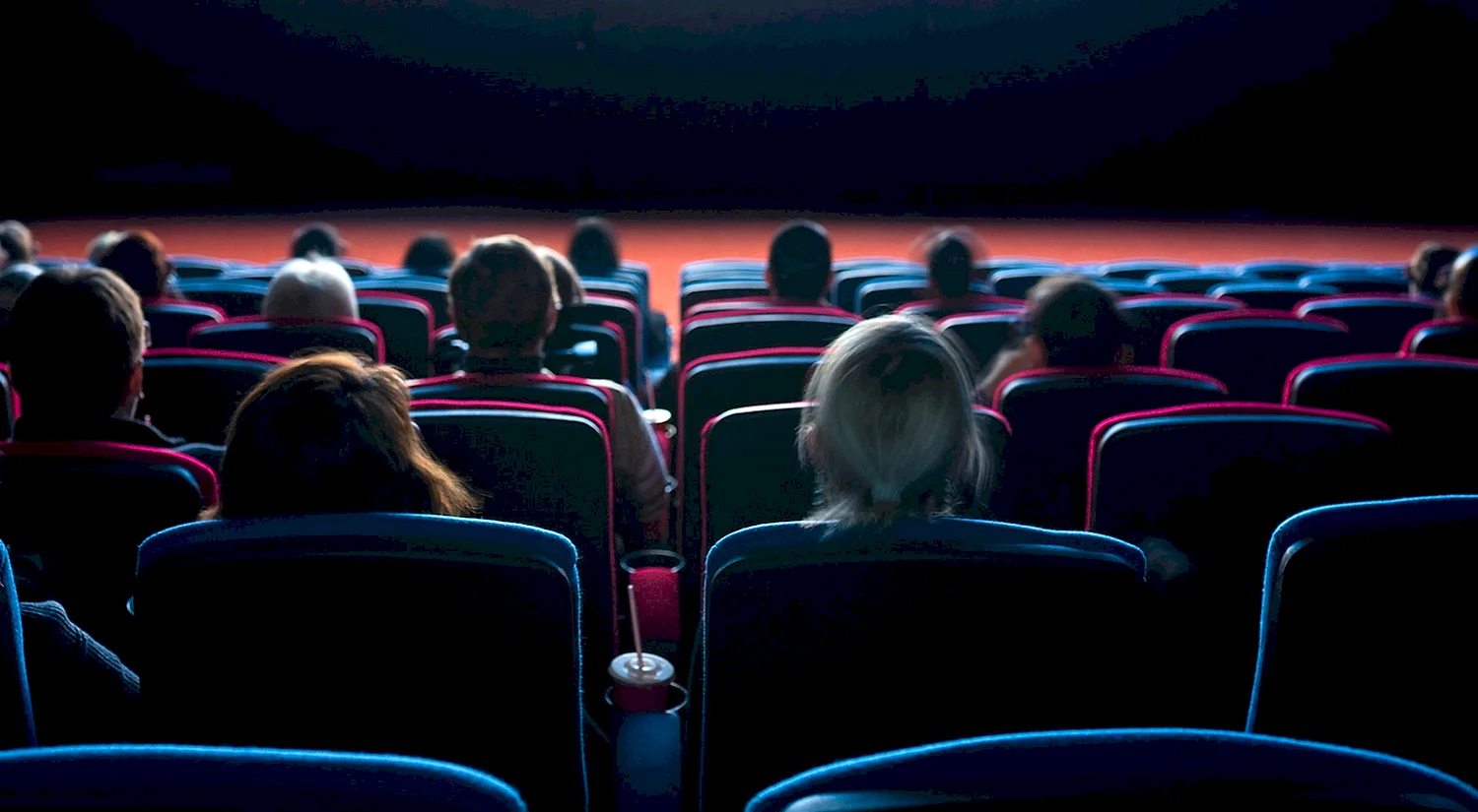 Люди сидят в кинотеатре