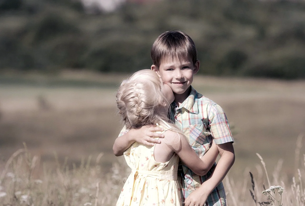 Маленькая девочка обнимает мальчика