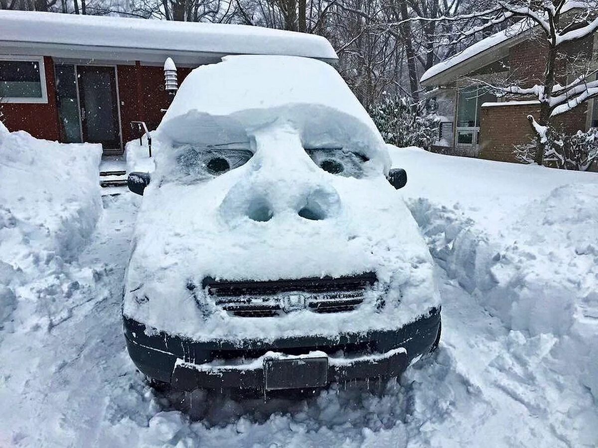 Машину замело снегом