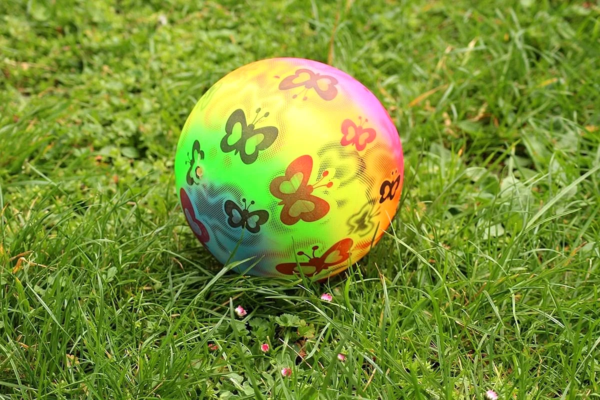 Мячик на траве