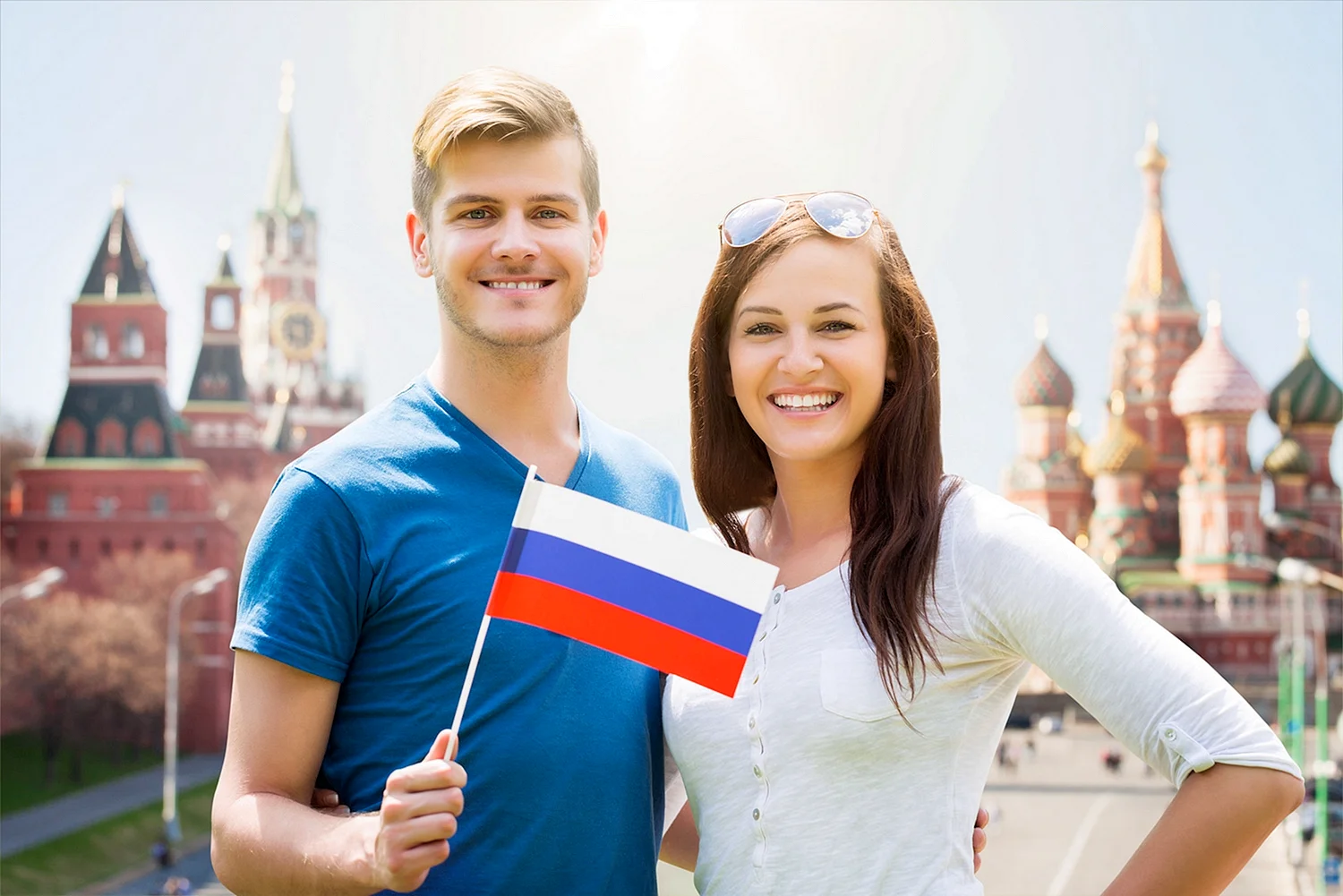 Молодежь с флагом России