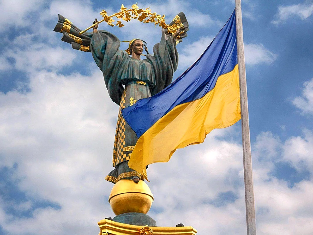 Монумент независимости Украины и флаг