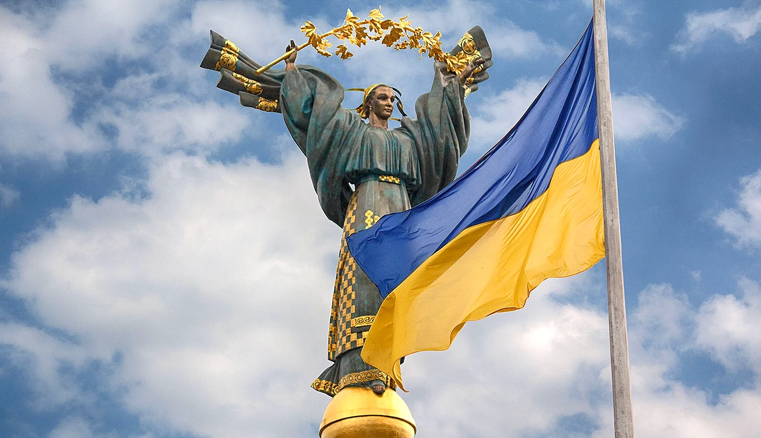 Монумент независимости Украины и флаг