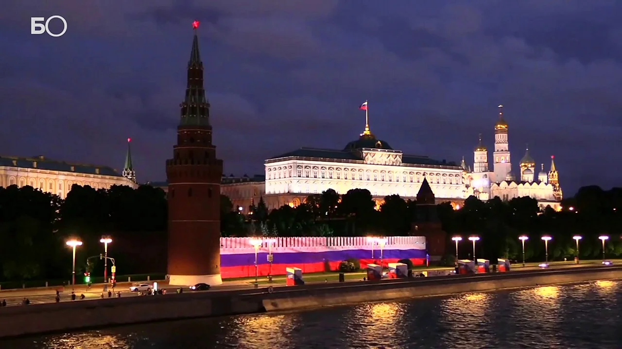 Московский Кремль с флагом