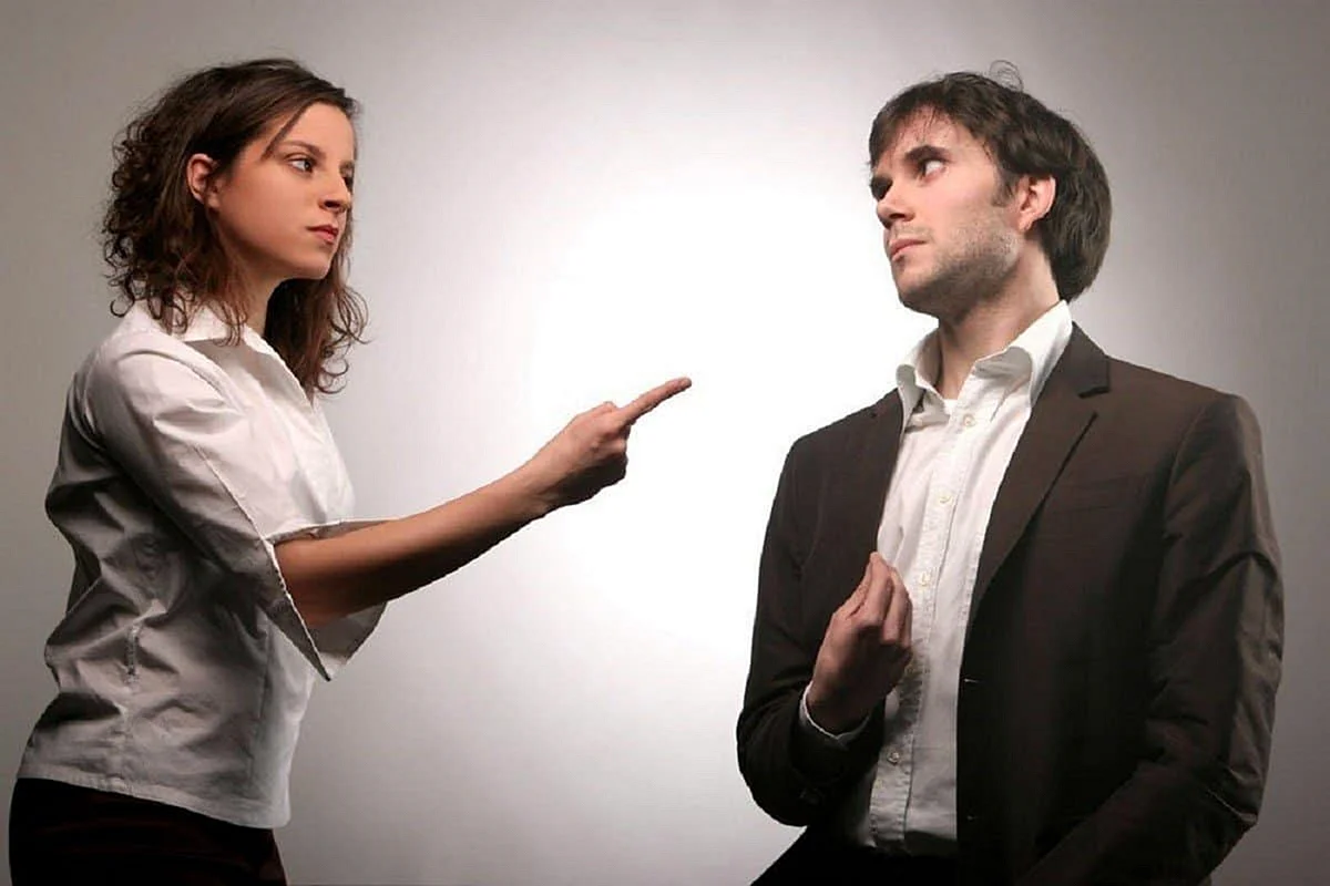 Мужчина и женщина спорят