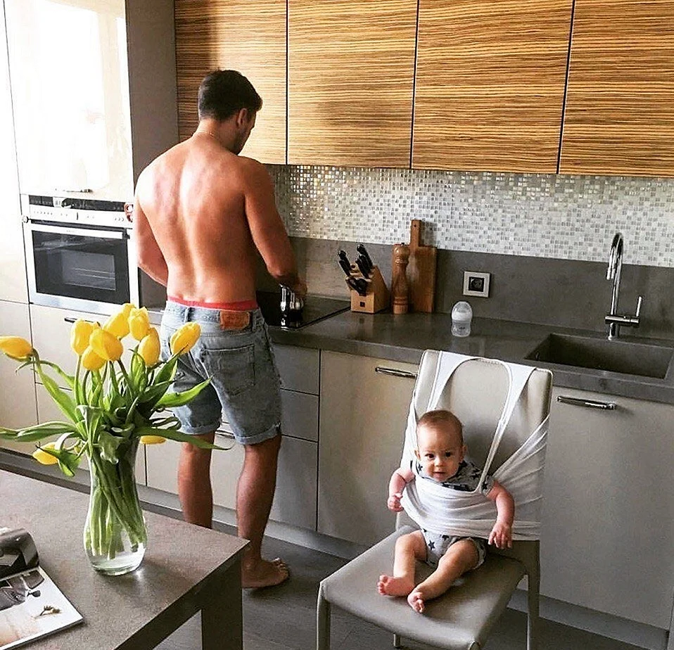 Мужчина с ребенком на кухне