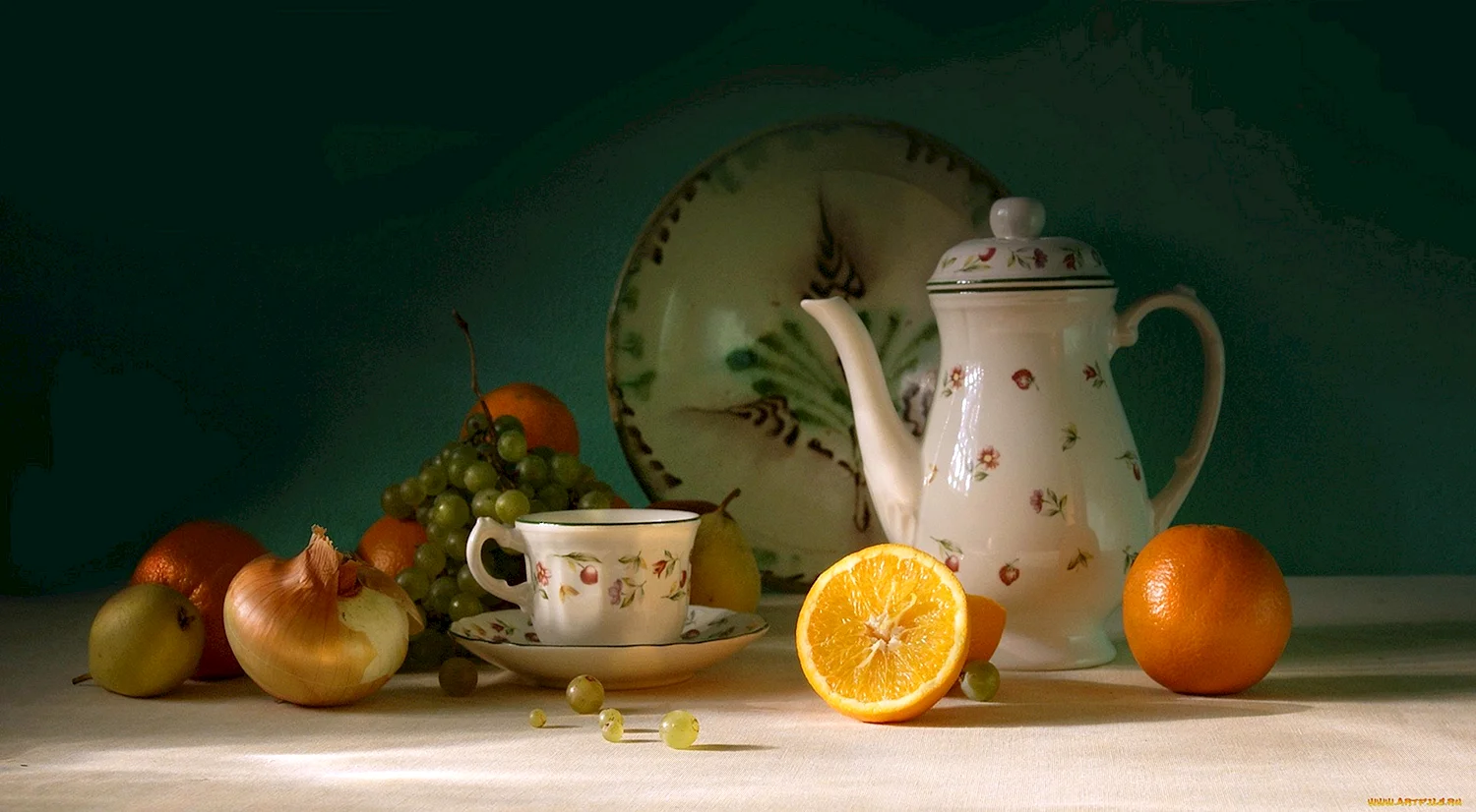Натюрморт с чайником и фруктами