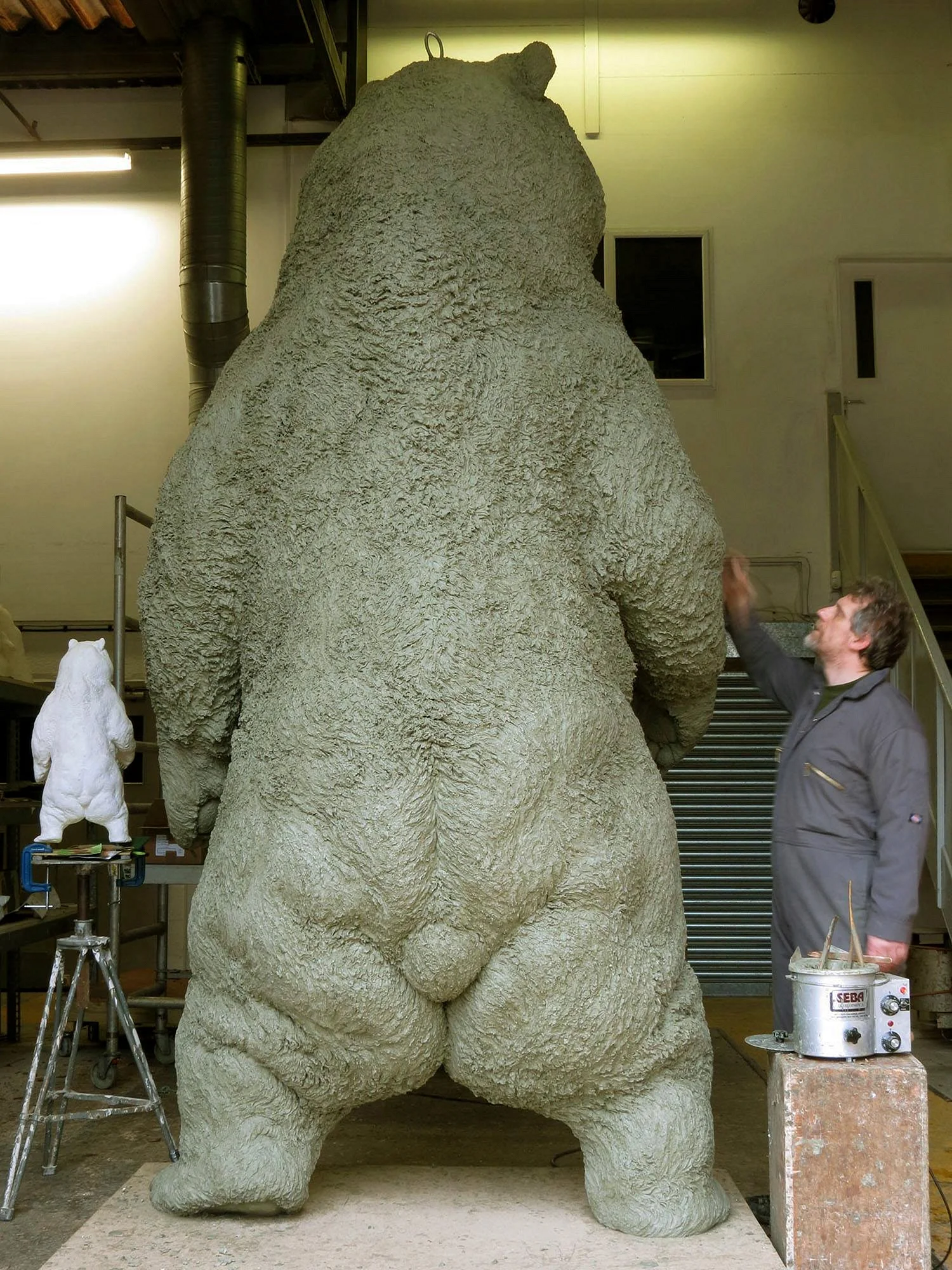 Ник Бибби скульптура медведь