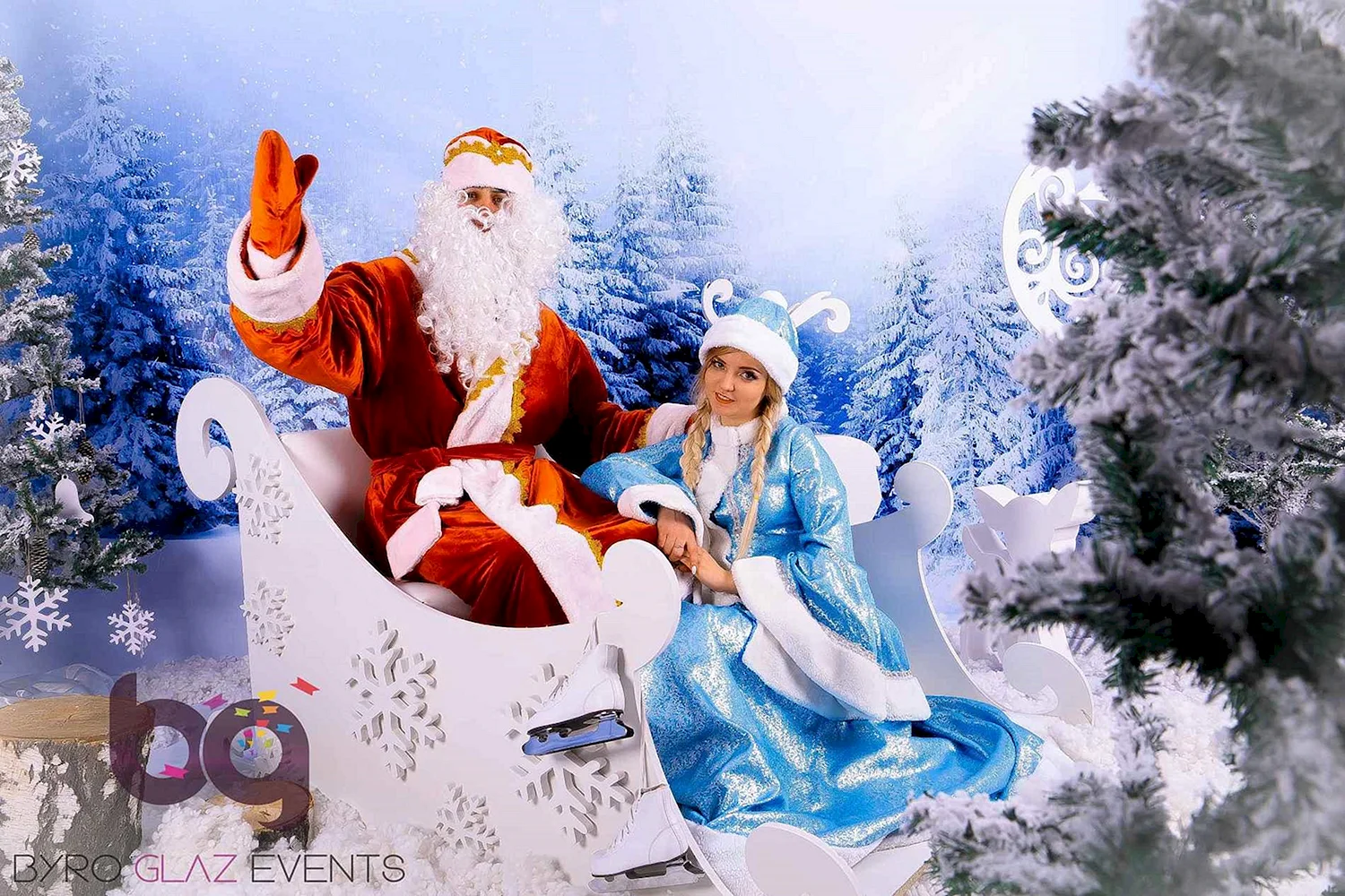 Новогодние дед Мороз и Снегурочка