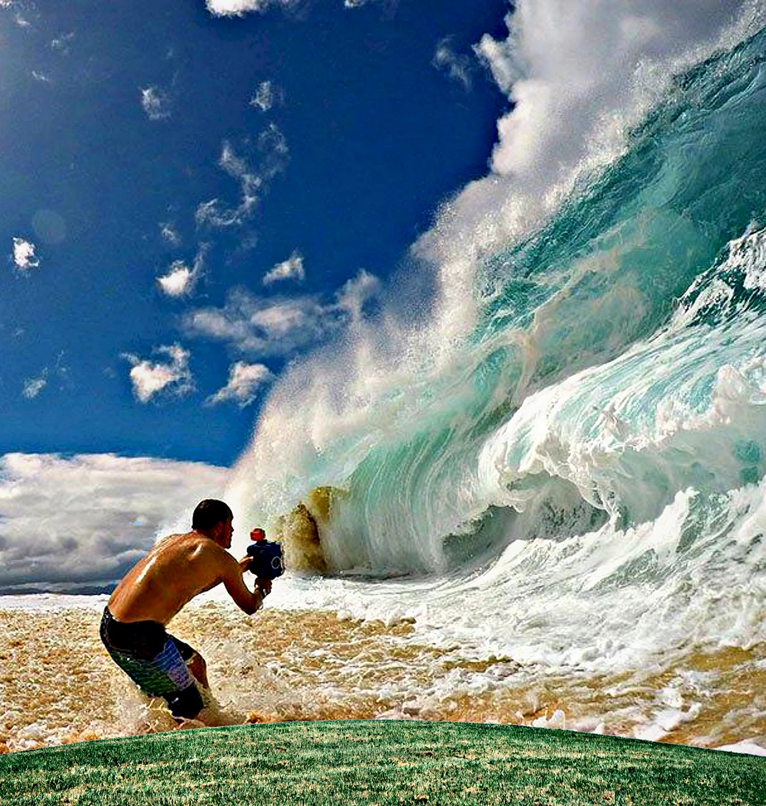 Огромная волна и человек