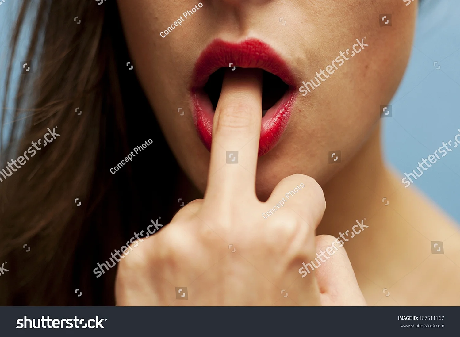 Палец во рту у девушки