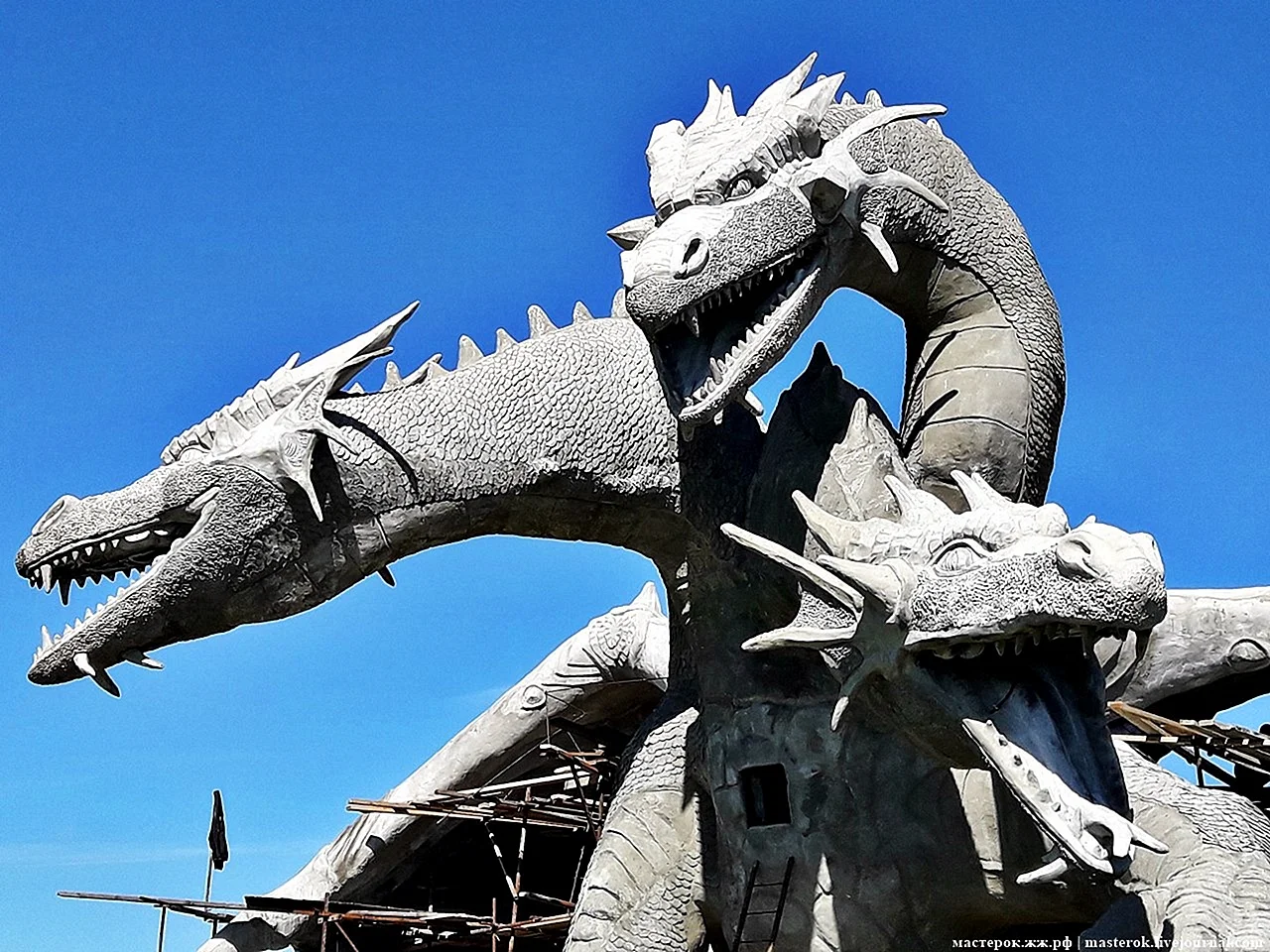 Памятник трехголового дракона
