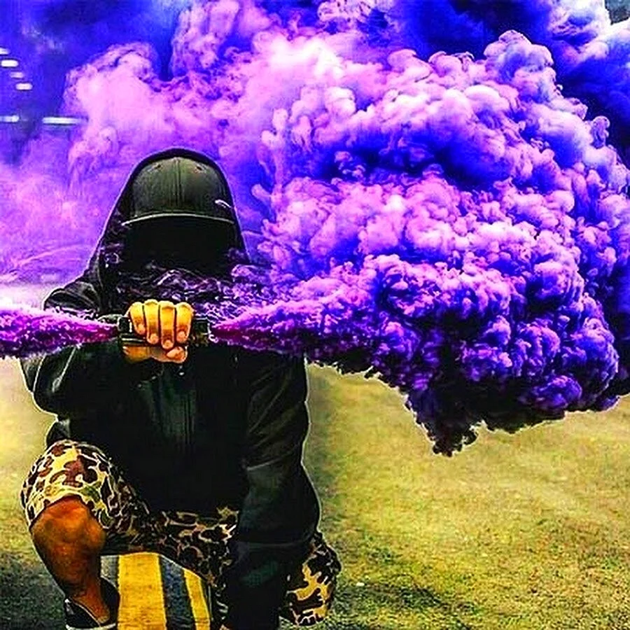 Парень в фиолетовом дыму