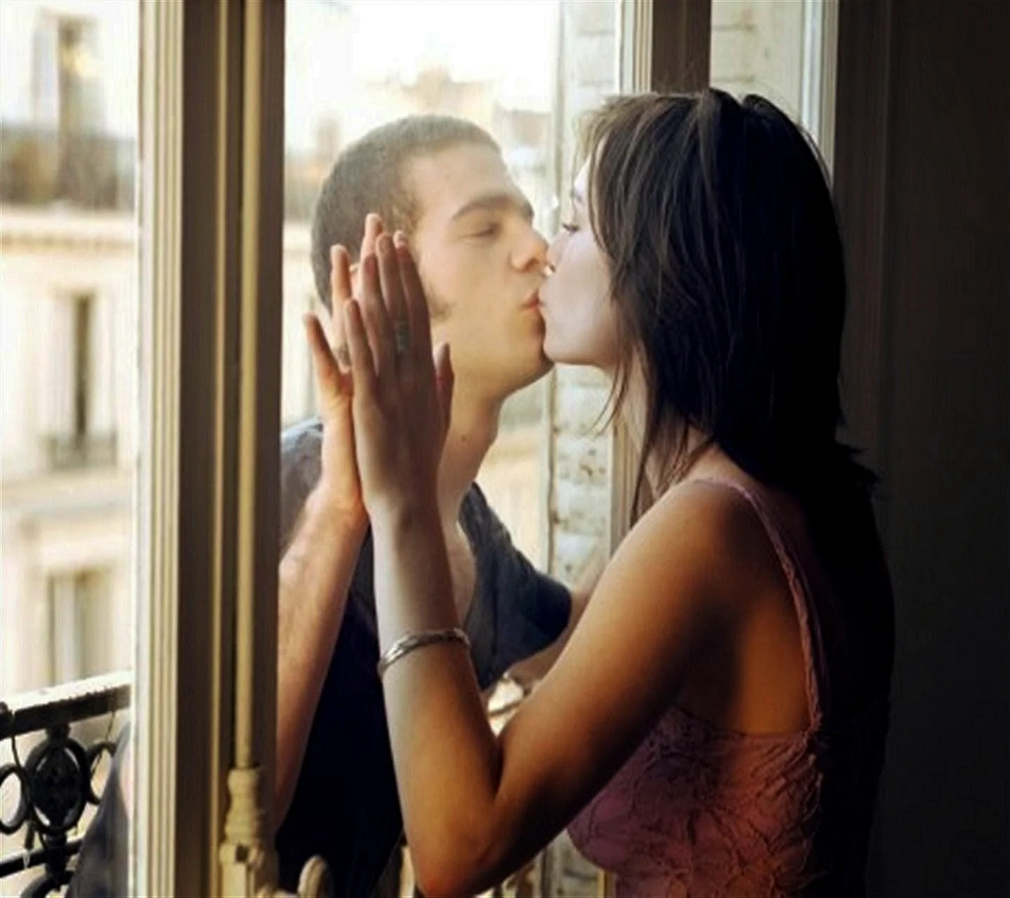 Поцелуй через стекло