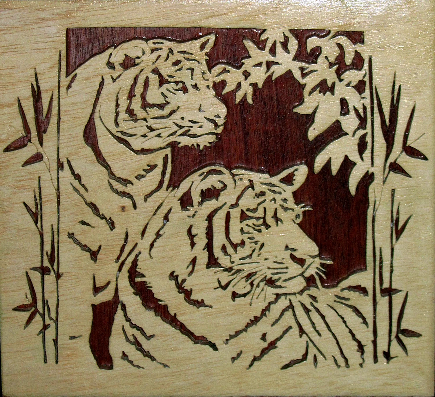 Прорезная резьба по дереву тигра